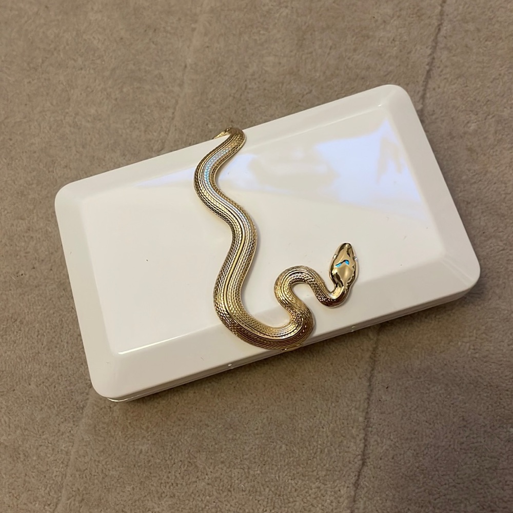 KILIAN white / gold snake detail resin clutch